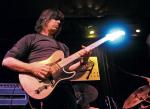 Mike Stern, jeden z czołowych amerykańskich gitarzystów, w poznańskim Blue Note w 2003 r.