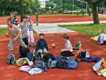 Dzieci z podstawówki przy Broniewskiego w czasie strajku bawiły się na szkolnym boisku 