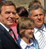 Kanclerz Gerhard Schröder i prezydent Aleksander Kwaśniewski na Europejskim Uniwersytecie Viadrina we Frankfurcie nad Odrą w lipcu 2005 roku. To tej placówce przypadnie realizacja większości projektów finansowanych przez Niemiecko-Polską Fundację na rzecz Nauki