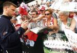 Artur Boruc rozdaje fanom autografy po jednym z treningów w Barsinghausen. Tym razem Paweł Janas pozwolił na to, by kibice mogli zobaczyć swoich idoli 