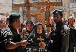 Służby izraelskie strzegą porządku podczas procesji Drogi Krzyżowej w Jerozolimie w Wielki Piątek  