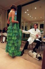 1958 rok. Nieznany jeszcze światu młody Yves Saint-Laurent przygotowuje swoją pierwszą kolekcję dla domu mody Dior 