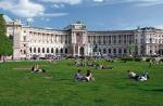 Cesarz Franciszek Józef zdziwiłby się, widząc lud Wiednia pod swoją siedzibą w swobodnych strojach i pozach