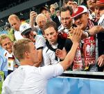 Lukasowi Podolskiemu gratulowali polscy i niemieccy kibice
