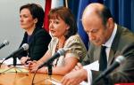 Minister pracy Jolanta Fedak (w środku) podczas wczorajszej konferencji prasowej przedstawiła założenia rządowego projektu ustawy o wypłatach emerytur kapitałowych