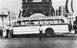 Autobus Polskich Linii Autobusowych pod wieżą Eiffla w 1936 roku