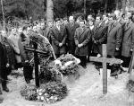 Henryk Lenarciak (w okularach) organizował wyjazdy na pogrzeby zastrzelonych w Grudniu ,70