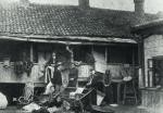 Rodzina żydowska przed swoim domem splądrowanym podczas pogromu w Kiszyniowie 