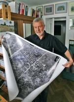 Zygmunt Walkowski pokazuje lotnicze zdjęcie stolicy po powstaniu 
