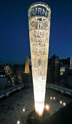 Dziesięcio-metrowy pomnik ze szkła i stali stanął na dachu siedziby BBC w centrum Londynu