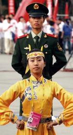 Zespoły folklorystyczne ćwiczyły wczoraj na placu Ludowym w stolicy regionu Urumqi pod bacznym okiem żołnierzy 