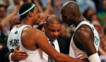 Trener Doc Rivers i jego największe gwiazdy: Paul Pierce (z lewej) i Kevin Garnett 