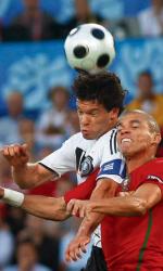 Skaczą Michael Ballack i Portugalczyk Pepe 