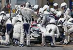 Zespół techniczny BMW Sauber otacza samochód Roberta Kubicy podczas Grand Prix Kanady 8 czerwca b.r.