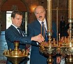 Miedwiediew i Łukaszenko w cerkwi garnizonowej w Brześciu