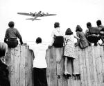 W połowie 1948 roku samoloty transportowe z baz w Niemczech Zachodnich lądowały na berlińskich lotniskach średnio co trzy minuty