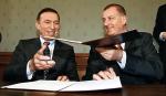Prezydent Wrocławia Rafał Dutkiewicz (z prawej) zerwał umowę o fuzji, gdy dowiedział się, że interes ze Zbigniewem Drzymałą okazałby się skandalem. Na zdjęciu podczas podpisania wstępnej umowy między Śląskiem Wrocław a Groclinem w marcu tego roku