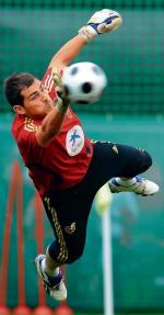 Iker Casillas, ur. 20 maja 1981 roku w Mostoles. Przez całą karierę związany z Realem Madryt.W lutym podpisał nowy kontrakt, wiążący go z tym klubem dożywotnio. W pierwszej drużynie Realu zadebiutował 12 września 1999 roku, w meczu z Athletic Bilbao. W reprezentacji Hiszpanii rozegrał 80 spotkań