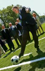 Premier Donald Tusk 1 czerwca otworzył pierwsze boisko „Orlik 2012” w Izdebkach. Samorządy twierdzą, że nie uda im się budować takich kompleksów za milion złotych, które założył rząd 