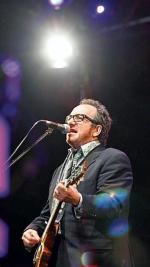 Elvis Costello wystąpił jak zwykle w noszonym nonszalancko garniturze i fantazyjnie zawiązanym krawacie