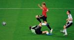 Fernando Torres minął Philippa Lahma (z prawej) i strzela zwycięską bramkę dla Hiszpanii. Leży niemiecki bramkarz Jens Lehmann