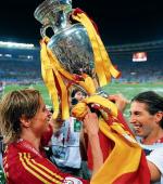 Spełnione marzenie Hiszpanów. Na zdjęciu piłkarze zwycięskiej drużyny Fernando Torres (z lewej) i Sergio Ramos z pucharem