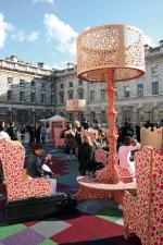 Meble ze sklejki na dziedzińcu galerii Somerset House, podczas londyńskiego festiwalu 