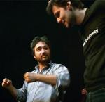 Łukasz Kos (z lewej) w czasie próby teatralnej