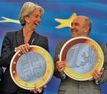 Christine Lagarde, francuska minister finansów i Joaquin Almunia, komisarz UE ds. walutowych z projektem słowackiego euro