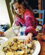 Jeżeli dziecko na widok nieznanej potrawy mówi „fuj”, opiekunowie powinni wzmóc czujność