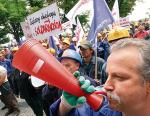 Protestujący w czwartek stoczniowcy żądali rozmów z ministrem skarbu Aleksandrem Gradem