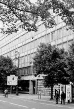 Budynek ambasady, pamiątka epoki przyjaźni PRL – NRD