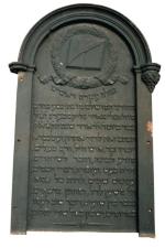 Odnaleziona na Cmentarzu Żydowskim w Warszawie płyta nagrobna z mogiły znanego wydawcy Natana Glucksberga