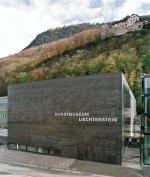 Fasada Muzeum Sztuki w Vaduz w Liechtensteinie. Muzeum otwarto w 2000 roku  