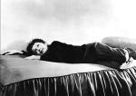Edith Piaf nie znosiła bezczynności. Tu w rzadkiej chwili relaksu, rok 1960