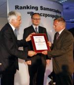 Kazimierz Pałasz, prezydent Konina odbiera nagrodę w kategorii Europejski Samorząd