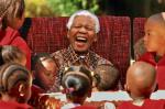 Nelson Mandela wśród dzieci podczas swoich poprzednich urodzin