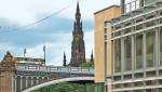 Nowoczesna architektura drapieżnie wkracza w historyczną zabudowę Edynburga. W tle neogotycki Scott Monument