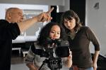 Dang Thu Huond i Dominika Majewska poznają zasady operowania kamerą. Na zdjęciu wspólnie z Kornelem Miglusem