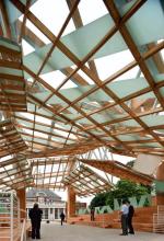 Połamany dach ze szkła i drewnianego belkowania chroni widzów amfiteatru