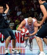 Podczas meczu na Torwarze koszykarze często padali na parkiet. W akcji rozgrywający reprezentacji Polski Krzysztof Szubarga