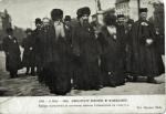 Uroczysty pochód na Krakowskim Przedmieściu w Warszawie, w 1916 r., dla uczczenia rocznicy uchwalenia Konstytucji 3 maja, w którym udział wziął rabinat warszawski z rabinem Abrahamem Perlmutterem 