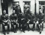 Henry Morgenthau (siedzi pośrodku) wśród oficerów amerykańskich wchodzących w skład komisji rządowej do zbadania stosunków polsko-żydowskich