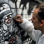 Artysta plastyk Jakub Rebelka wykonał jeden z 16 murali na Murze Pamięci przy Muzeum Powstania Warszawskiego