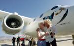 Richard Branson z matką świętują prezentację kosmicznego samolotu 