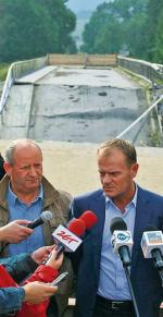 Konferencja Donalda Tuska i Jana Smardówa, wójta Nowego Targu, przy zniszczonym moście w Nowej Białej (26 lipca)