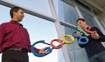 Larry Page i Siergiej Brin (Google) przed siedzibą firmy w Mountain View, Kalifornia 