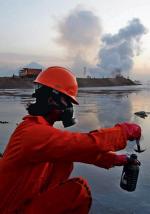 Badacz z organizacji Greenpeace pobiera próbki cuchnącego błota z wulkanu Lusi w Indonezji