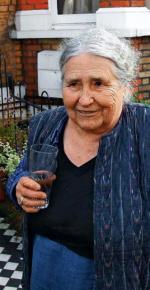 Doris Lessing przed domem udziela wywiadu po otrzymaniu literackiej Nagrody Nobla