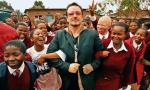 Bono uchodzi za artystę zaangażowanego. Tu z dziećmi ze szkoły w Lesotho przed koncertem na rzecz ofiar AIDS w Afryce
